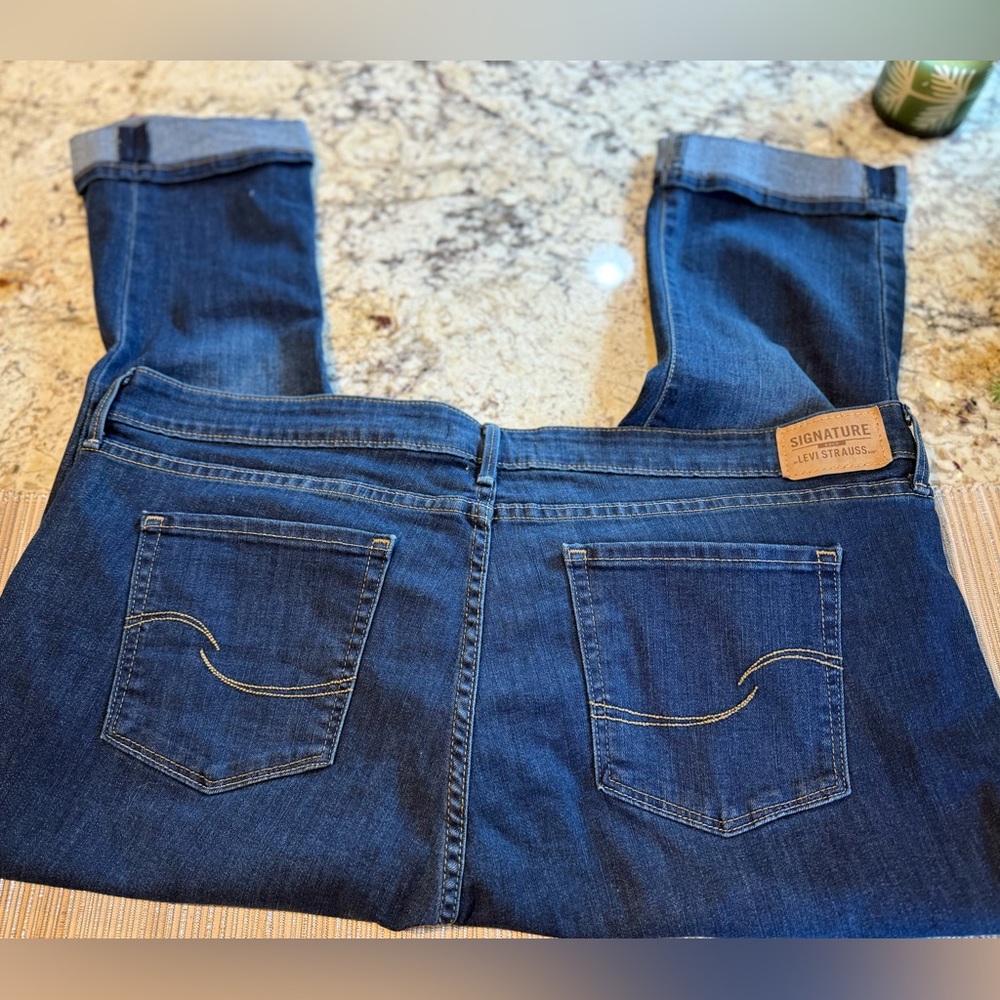 Levi Strauss Signature Gold Mid-Rise Cuffed Capri Jeans, Size 20 - Picture 4 of 9